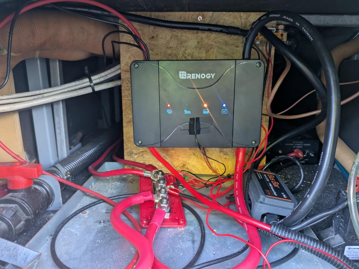 キャンピングカー Renogy 50A 走行充電器 取付後 配線 公開