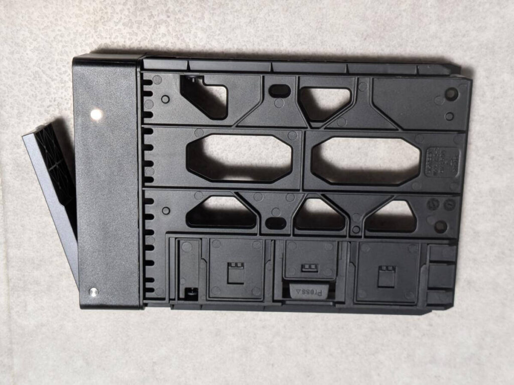 UGREEN DXP2800 HDD2.5インチ ネジ止め